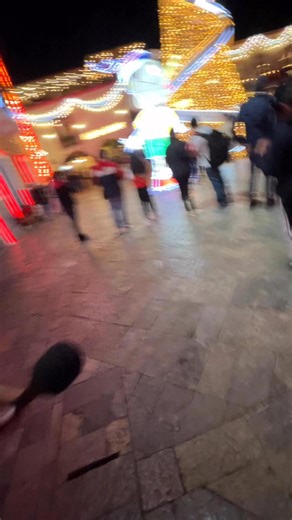 🎅✨ ¡Ya llegamos a la Villa Iluminada! Ora! Y sí… hoy me tocó venir vestido de Santa Claus 🎄😂 porque la magia navideña se vive y se disfruta. Luces, música, risas y todo el espíritu de la temporada en cada rincón ✨🌟 No se pierdan el próximo video… se viene algo MUY navideño y lleno de sorpresas 🎥🎁 🎅💡 ¡La Villa está encendida y nosotros también! | Ora Ontas?