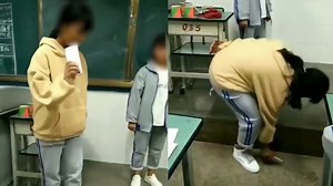 带手机入校被发现，老师要求学生排队砸毁手机，教体局回应