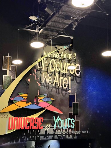 If you’re riding Men In Black: Alien Attack at Universal Studios, don’t just survive the invasion…..DOMINATE it. Here’s how: • Hold the Trigger: Your gun fires continuously if you hold the trigger; you get 1,000 points for every 10 shots, even if you miss. • Focus Fire: Once you find a high-scoring alien, keep shooting it repeatedly for maximum points on that target. • Target Difficulty: Smaller aliens, glowing eyes, and higher/hidden targets (like in windows) are worth more points. Scene-Specif