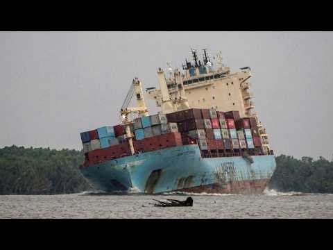 Extreme Shipspotting: Maersk Container Ship Heels Hard in a Narrow River Bend