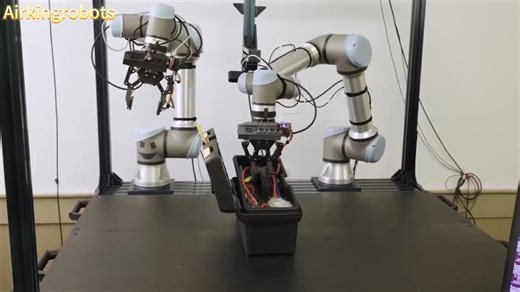 微软刚刚发布了 Rho-alpha（ρ-α），这是他们首款源自 Phi 系列视觉 - 语言模型的机器人模型。