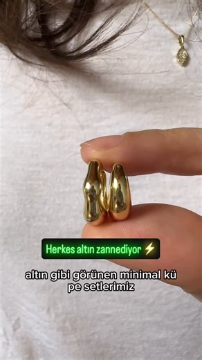 P U R E Takı Tasarım on Instagram: "Herkesin altın zannettiği Fein Küpe Seti ⚡️ Altın küpe gibi hiç çıkarmadan kullanabileceğiniz müthiş bir kalite kararmaz ve alerji yapmaz. Profilimizdeki linkten web sitemizi ziyaret edebilir ve sipariş oluşturabilirsiniz. Merak ettikleriniz için bize wp hattımızdan ulaşabilirsiniz. Sevgilerle🌸 #earingslover #earingscollection #earingslove"