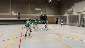 A la découverte du Kin-Ball : cette grosse balle a du succès en province de Liège - RTBF Actus