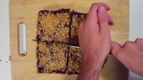 Make Crispy & Yummy Raspberry Crumble Bars