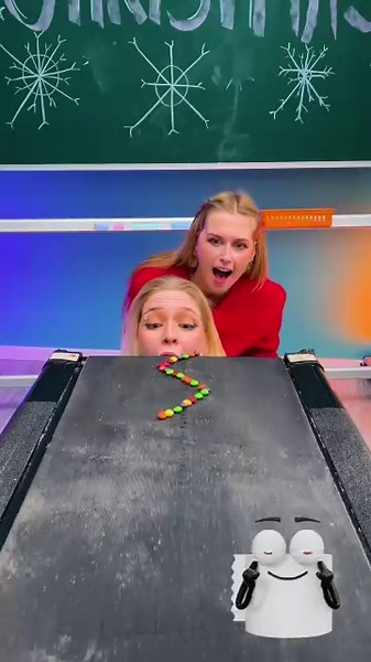 Epic skittles Xmas showdown! Who wins?! 🎄😆🌈 #challenge