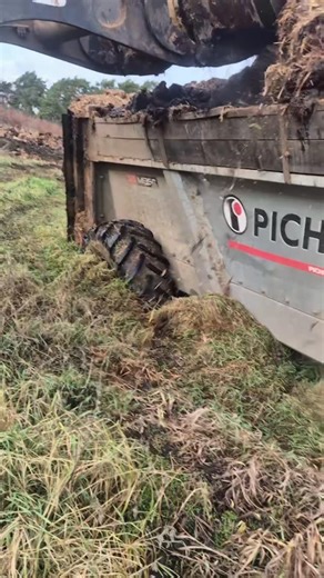 Tractor fails on Instagram: "And the wheel is gone.. 🚜💦😅 By @ceelek_m3 #johndeere #jcb #wheelloader #spreading #manure #tractor #fail #tractorfails #farmlife #agriculture"