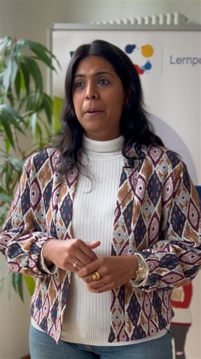 Was gefällt Dir am vhs-Lernportal?🤔💻 Wir haben Lerner*innen & Dozent*innen gefragt – und zeigen Euch ihre Antworten in kurzen Videos! 🎥 📍Heute: Kudrat Sharma, sie besucht einen Deutschkurs an der vhs Erding 💬 "Es gibt so viele verschiedene Aktivitäten, dadurch wird das Lernen nicht langweilig” 👉 Bleibt dran für mehr Stimmen aus der Praxis! #vhsLernportal #digitalesLernen #Deutschlernen #DaZ #Grundbildung #vhs #Erwachsenenbildung | VhsLernportal