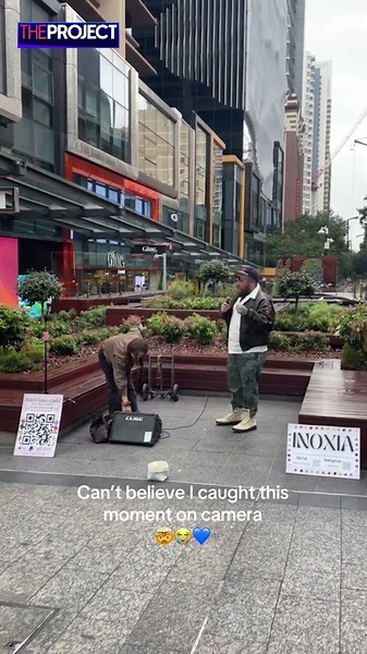 Teddy Swims sings Lose Control with busker in Brisbane