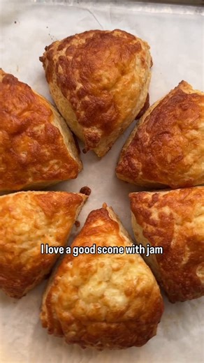 Nagi & Dozer - RecipeTin Eats on Instagram: "🧀🧀🧀 Cheese scones. YES! - N x ❤️ Cheese scones 1 3/4 cups plain flour / all-purpose flour (260g) 1 1/2 cups (150 g) shredded cheddar or tasty cheese (packet shredded ok, tightly pack the cups!) 3 tsp baking powder 1/2 tsp cooking salt / kosher salt (halve for table salt, +50% for flakes) 100 g (7 tbsp) unsalted butter, cold, cut into 1 cm cubes 3/4 cup milk, cold (180 ml), plus a little extra for brushing (preferably full fat) Topping / Serving: 1/