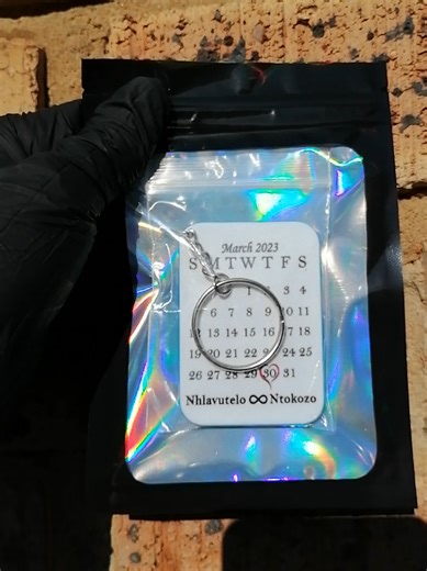 Small Anniversary Gifts ❤️ personalized photo keyholder ❤️🔑 Carry your favorite memory, person or moment with you everywhere. This custom keychain with pictures makes a small but meaningful gift for someone special. Perfect for: • Birthday gifts 🎂 • Couple gifts 💕 • Best friend gifts 🫶 • Family photo keyholders 👨‍👩‍👧 • Memorial / remembrance keychains 🕊️ • Name keyholders #freespiritedgifts #personalizedgiftideas #freespiritedstudios #anniversarygifts #calendargifts