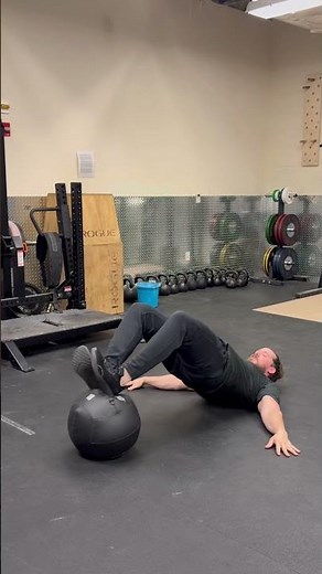 How to: medicine ball hamstring curl