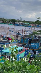 Này mấy ổng gọi là : " Điều tiết qua tràn xả sâu" nước chảy như thác dữ, may mắn là ban ngày chứ đêm thì không thể tưởng tượng. Dân không kịp chặt dây neo thuyền để chạy và tất nhiên thiệt hại vô cùng nhiều nhiều. Clip do người dân cung cấp.Tuy Phong - Bình Thuận (cũ) 04/12/2025 | Trung Đào