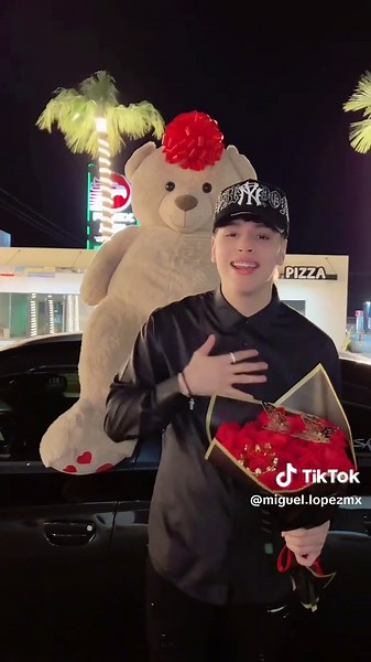 Me Pones A Temblar con Miguel Junior Bailando a Una Silla