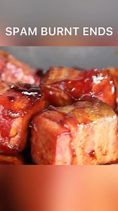 Spam Burnt Ends ZUTATEN: 2 Packungen Frühstücksfleisch 18-20 Scheiben Bacon 6-8 EL BBQ-Sauce 3 TL Honig BBQ-Rub 100 g Butter #BBQ #Barbecue #Barbeque | 0815BBQ