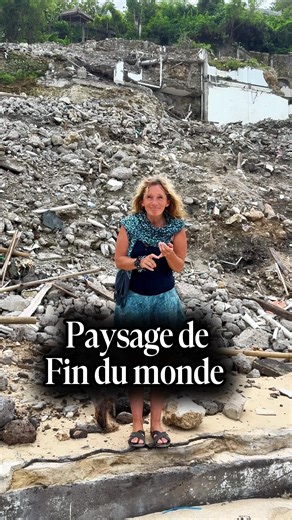 Mel, Medium, se trouve sur une plage à Bali qui a été détruite, parce que les constructions ne respectaient pas les règles de sécurité et sanitaire. Cette décision des autorités locales à transformer le lieu en une zone sinistrée. Paradoxalement Mel constate que cette plage est beaucoup plus propre, que les autres plages limitrophes, qu’il n’y a pas de poubelles flottantes dans l’eau, que l’énergie du lieu est bien plus harmonieuse que sur les plages limitrophes fréquentées par les touristes. . 