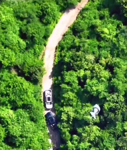 ATAQUE CON DRONES ENTRE FACCIONES DEL CÁRTEL DE SINALOA— Sinaloa, México. En una escena que confirma la evolución del conflicto criminal, integrantes de la facción Mayo del Cártel de Sinaloa ejecutaron un bombardeo selectivo contra vehículos de un grupo rival. El ataque, registrado en campo abierto, utilizó un dron comercial adaptado, presuntamente tipo DJI Mavic o Matrice, equipado con un artefacto explosivo improvisado lanzado con precisión.Fuentes de inteligencia en campo ubican el hecho en u