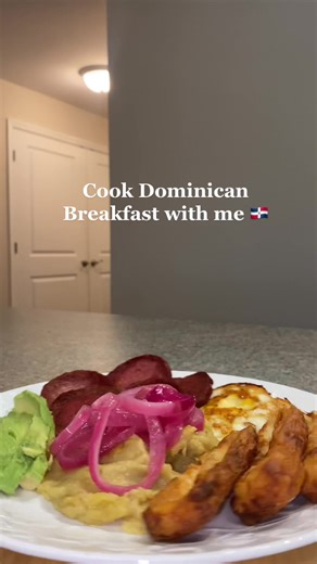 Cooking Dominican Breakfast: Mangú con los tres golpes