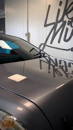 Lancia Thesis 2.4 JTD: la berlina italiana que apostó por la elegancia 🇮🇹✨ El Lancia Thesis 2.4 JTD es una de las berlinas más exclusivas y sofisticadas de comienzos de los años 2000. Presentado en 2002, destacó por un diseño elegante y diferente, inspirado en los grandes Lancia clásicos, con una calidad de acabados y un nivel de confort dignos del segmento de lujo. Bajo el capó montaba el conocido motor diésel 2.4 JTD de cinco cilindros, disponible con potencias de hasta 185 CV en sus últimas