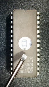 254K views · 8.5K reactions | Esta es una EPROM, un tipo de memoria muy antigua que, para borrar su información, esta ventanita debía exponerse a luz UV  #microscope #microscopio #silicio #electronics #electronica #engineering #ingenieria #digital #lens | Mundo Electrónica | Facebook