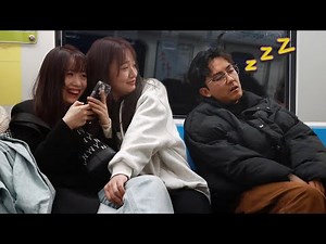 Snoring Loudly on the Subway | Prank 当地铁上突然传来超响的呼噜声，小姐姐们憋笑憋的好辛苦