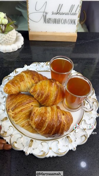 😒😒😒my failed croissant 💔mine is Krosant because why is it this hard? Where is my layers?🥹my simas butter oo💔💔😤🥹 @Zarahdoughnuts I underestimated your hard work forgive me💔😤😤😤 the link to the authentic croissant course is on my story and @zarahdoughnuts bio check before joining the waitlist group don’t be like maryama abeg