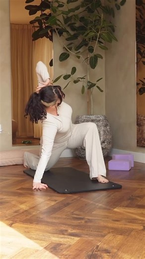 @flowwithadee on Instagram: "Try these two movements for a great flexibility workout #fitness #flexibility #mobility"