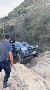 🚙🔥 Turno de las Toyota 4Runner En esta ocasión fueron dos Toyota 4Runner, de diferentes generaciones, enfrentando el mismo obstáculo. Distintos años, distinta tecnología… pero el resultado fue el mismo: subieron como si nada, pasando estas piedras con total control. 💪 Una muestra clara de por qué este modelo ha construido su reputación a lo largo de los años en el mundo 4x4. 📍 Si te interesan este tipo de rutas y experiencias, encuentras toda la información en 👉 www.colombiaoffroad.com Así 