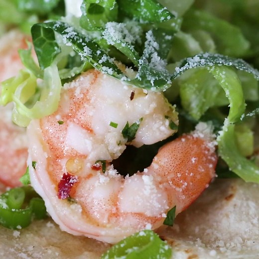 Shrimp Scampi Tacos with Caesar Salad Slaw, a unique twist on a shrimp taco! 6 Freestyle Points • 307 Calories https://www.skinnytaste.com/shrimp-scampi-tacos-with-caesar-salad-slaw/ | Skinnytaste