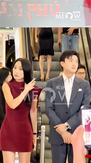 It wasn't Ngoc Trinh or Tieu Vy, Quoc Truong was seen with a mysterious woman at the film premiere.