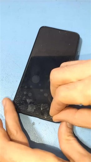 How to install a tempered glass screen protector on your phone without bubbles #diy #phone #screen #protector #tips #tricks | Club123Creative