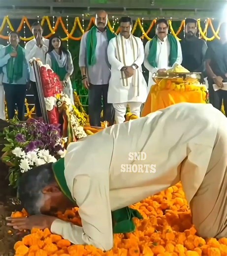 ఆనాడు రాజధానికి శంకుస్థాపన చేసిన ప్రదేశానికి సాష్టాంగ నమస్కారం చేసిన ముఖ్యమంత్రి నారా చంద్రబాబు గారు