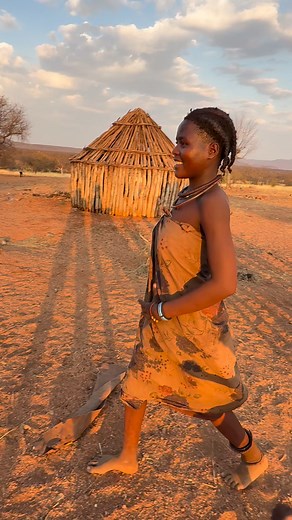 The Mutua women of Angola, belonging to the Mumuila or Mwila people, are distinguished by their hair covered in red clay mixed with fat and herbs, a symbol of beauty and status. They wear leather skirts adorned with shells and colorful beads, and numerous necklaces that indicate their age and marital status. They are guardians of traditions, craft pottery, care for the home, and actively participate in community ceremonies and dances. #fblifestyletyle #inspirationofafrica | Quim Fàbregas - Fotog