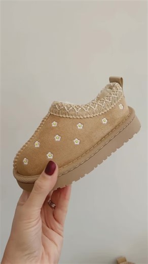 🦄 ITTY BITTY BOUTIQUE® on Instagram: "You won’t believe this 😱 these shoes are BACK IN STOCK 🎉🎉🎉 Itty Bitty kids Limited Edition Flower Tazz Beige Clogs. 🌼 https://www.ittybitty.co.uk/product/itty-bitty-limited-edition-flower-tazz-beige-clogs/ Also who is actually ready for Christmas? I’m definitely not!! #kidsfootwear #kidsshoes #prettykidsshoes #kidsstyle #fyp"