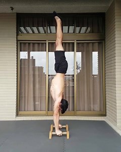 Brilliant press execution! 🌟⁣ ⁣ Note the control: Have to respect that! 💪⁣ 🔥Build a better handstand with us! ➡️➤https://buff.ly/2qOCkCC ⁣ | GymnasticBodies.com