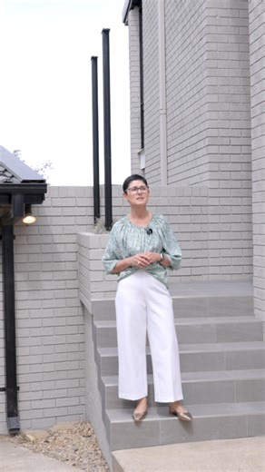 Where home is where the heart is, in Queanbeyan! Completely renovated split level home, showcasing superb contemporary style Soaring vaulted ceilings serve to elevate the sense of light and space throughout Expansive living area delivers the utmost in comfort, with separate dining a bonus Skylit kitchen features waterfall stone benches and substantial cupboard space To find out more about the property, please get in touch 📲 | Greg Ward & Jen Ward Real Estate