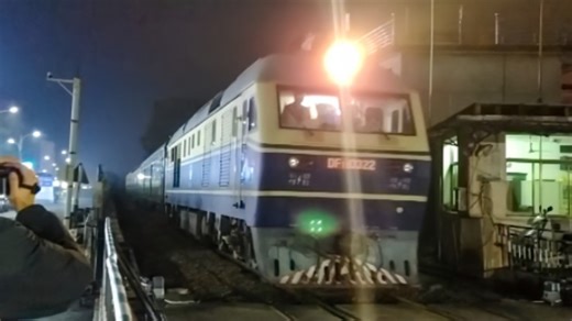 【深夜放毒】乐德线，南局支线检开转场57063次挂999281乐平市站进站信号好一道停车，通过K1（向北道口）公里处机位，本务机车：南局南段DF11-0322