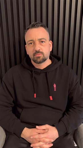 Andi Kremer - Athletiktrainer für Fußballer on Instagram: "1. Maximalkraft vs. Muskelaufbau 🏋️‍♂️ Beim klassischen Muskelaufbau (Hypertrophie) legst du an Masse zu, was dich auf dem Platz „schwerer“ macht. Maximalkrafttraining hingegen verbessert deine Nerven-Muskel-Ansteuerung , ohne unnötiges Gewicht draufzupacken. 👉 Fazit: Du verbesserst deine Relative Kraft (Kraft pro kg Körpergewicht) – das ist der Schlüssel für Explosivität und Antritt, wie ein stärkerer Motor in einem leichten Auto! 🏎️