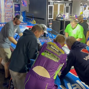 This is why we love our race teams, all hands in to help other teams! #lucasdirt #knoxvillenationals | Lucas Oil Late Model Dirt Series