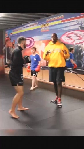 The devil is always in the detail! Boxing training with the phenomenal AMSB founder and world renowned Warr #boxing #boxer #virals #trendingreels #kunkhmer #kickboxing | Kick Boxing Tips