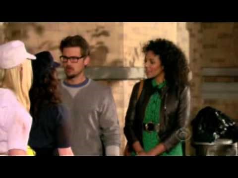 Max kissed Johnny 2 broke girls