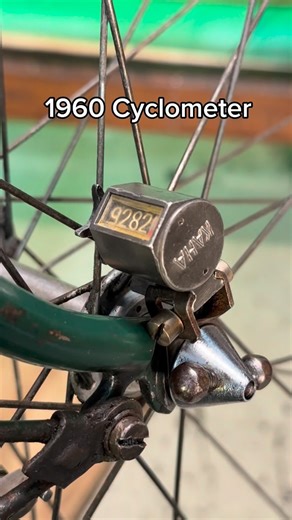 Bike Muenchen on Instagram: "Vintage bicycle Cyclometer/Odometer Before GPS, before apps - mileage was counted mechanically Pure analog precision, timeless design, and a beautiful reminder of how cycling history was measured, one rotation at a time. Don’t forget to hit follow for more content like this.. @bike.muenchen @derrecyclist"