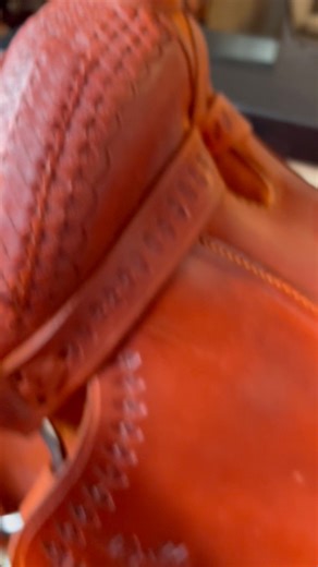 Silla Chaparral color roble combinada con cuero crudo . Envíos a Nivel nacional 🚛🚚 Estamos en Medellín 📍 Domicilios en todo el valle del aburra 🚘🛵 Whatsapp 📱3148227951 Tenemos plan separe Yurany Trujillo síguenos en nuestras redes sociales como @talabarteriacuerostrujillo #talabarteria #paratii #ccc #fyp #tendencia | Talabarteriacuerostrujillo