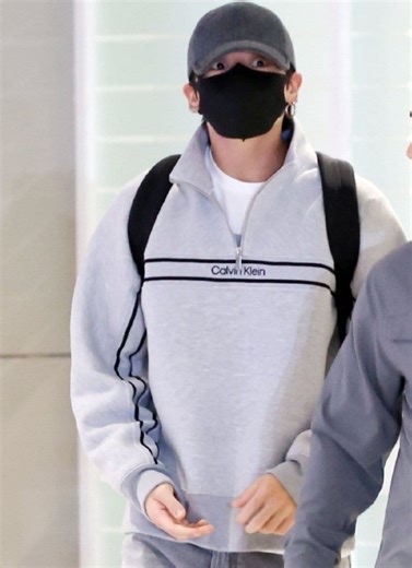 Lo que sorprendió a #Jungkook fue ver a la multitud que lo esperaba, ya que llegó de madrugada, no imaginaba ver tanta gente en el aeropuerto, se supone que debían dormir 😅. | Laura Esparza