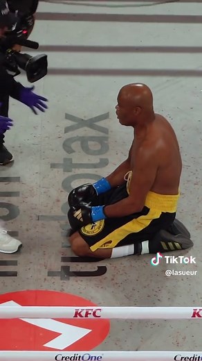 Anderson Silva Knocks Out Tyron Woodley in Round Two
