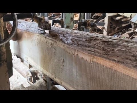 Pengerjaan kayu jati kering di proses tekstur alaminya menyala