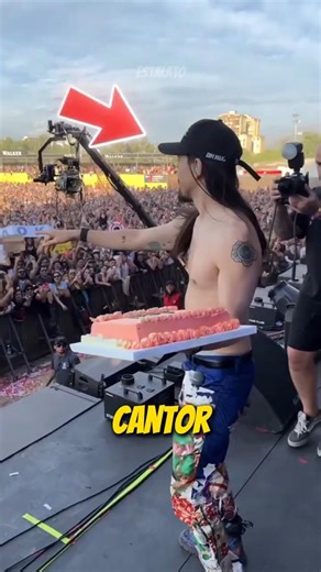 This happens at real concerts… look at this 😳 #shorts