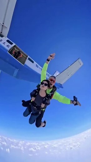 Skydiving ｜｜ Skyfun Emotions ,Visit the skydiving experts. #parachutejumping #parachute #skydriving #adventure | Dave M. Martinez
