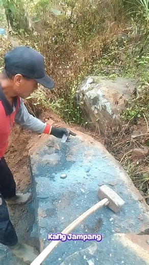 2.6M views · 4.8K reactions | NATURAL STONE Large Stone Cutting Techniques #natural_stone #naturalstone #tradisional_manufacture #back_to_nature #stone_quarry #stone #quarry #diy #tutorial | Kang Jampang | Facebook