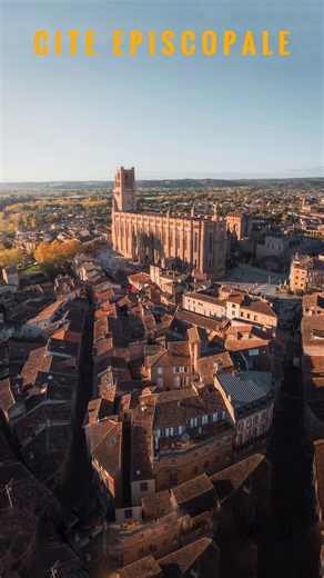 À 1h de Toulouse… 😱 • 🇫🇷 Albi, c’est une ville à taille humaine mais au patrimoine XXL 🤯 Impossible de choisir un seul coup de cœur, alors voilà l’essentiel 👇 ⛪ Cathédrale Sainte-Cécile La plus grande cathédrale en brique du monde 🧱😮‍🔥 (classée UNESCO 🌍) 🌿 Cloître Saint-Salvy Un havre de paix caché en plein centre-ville 😌 🏰 Palais de la Berbie Ancien palais épiscopal devenu musée Toulouse-Lautrec 🎨 🌉 Passerelle Pour admirer Albi autrement, surtout au coucher du soleil 🌅 🍓 Marché 