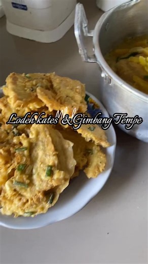 Mbak var on Instagram: "Bumbu lodehku Cabe yg udah di rebus, bawang, brambang, laos, kunyit, jahe, kencur, kemiri, ketumbar, mrica, polo, jinten , mesoyi, daun jeruk Sudah sering banget tak spill ya bess untuk bumbu lodehku.. Untuk resep gimbal tempe biar kriyuk tak kasih telur warnanya yo jadi cantik renyah jg🫶 #reels #fypage #tuban #reelsinstagram #fyp"